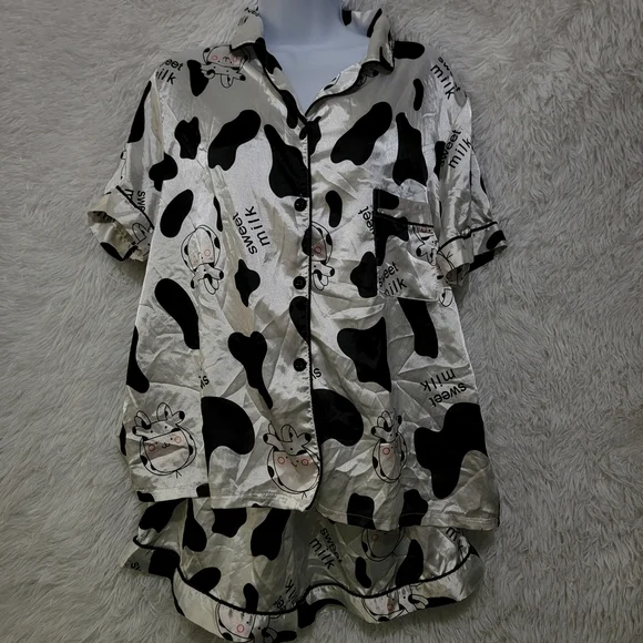 Cow Print Pajama Set Like Silk Button Down Size JR L / XL - Picture 6 of 6